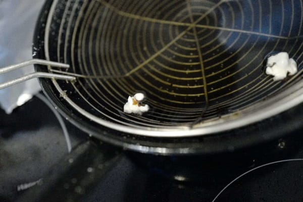 Comment savoir si l’huile de friture est à bonne température ?