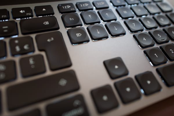 Bon finalement le MX Keys est une grosse merde, les touches grinces