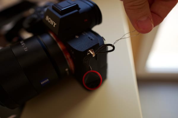 Attacher facilement les ancres Peak Design sur un Sony a7